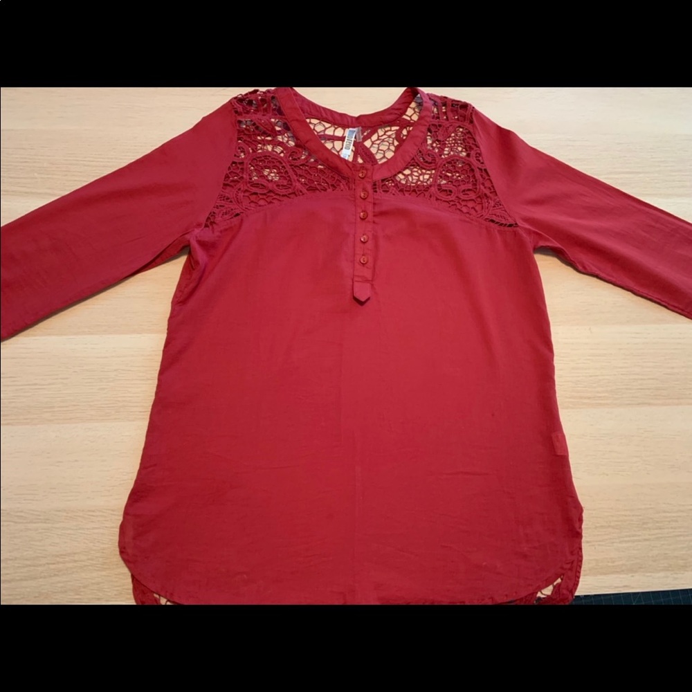 NWOT. Monoreno. Size medium burgundy  lace top.